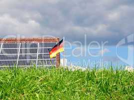 Dach mit Solaranlage und Deutschlandfahne