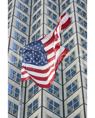 US-Flagge vor Hochhaus