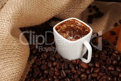 Kaffeetasse mit Bohnen