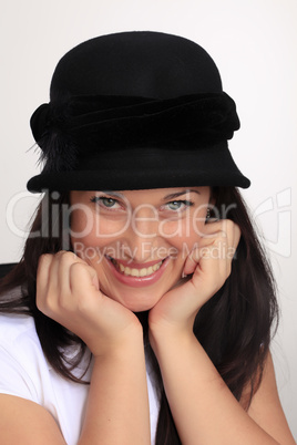 Junge Frau mit Hut
