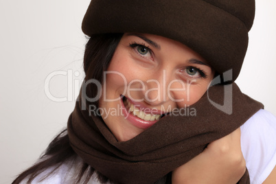 Junge Frau mit Mütze und Schal