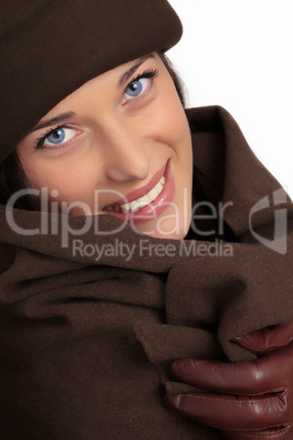 Junge Frau mit Mütze und Schal