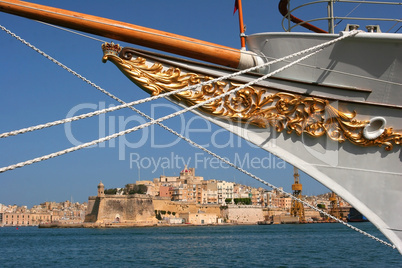 Valletta hinter Schiffsbug