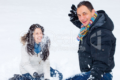 Junges Paar im Schnee