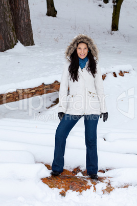 Junge Frau im Schnee