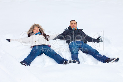 Junges Paar im Schnee