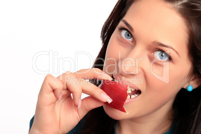 Junge Frau isst Apfel