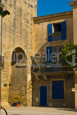 Häuser in Remoulin, Provence, Südfrankreich - Houses in remoulin