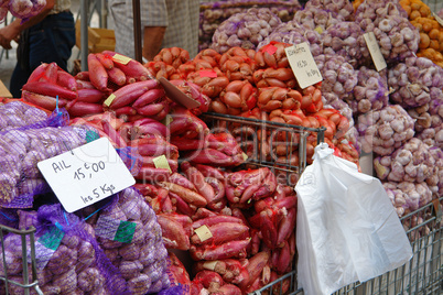 Zwiebeln und Knoblauch auf dem Markt in Les Vans