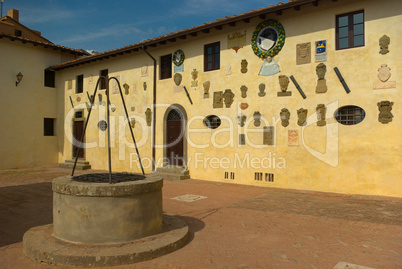 Innenhof des Castello dei Vicari in Lari, Toskana, Italien - The Castello die Vicari in Lari, Tuscany, Italy