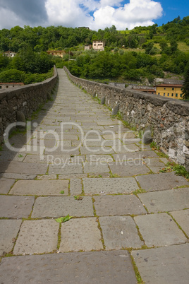 An der Ponte della Maddalena, Ponte del Diavolo (Teufelsbrücke) bei Borgo a Mozzano, Toskana, Italien - At the Ponte della Maddalena, Ponte del Diavolo near Borgo a Mozzano, Tuscany, Italy