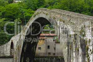 An der Ponte della Maddalena, Ponte del Diavolo (Teufelsbrücke) bei Borgo a Mozzano, Toskana, Italien - At the Ponte della Maddalena, Ponte del Diavolo near Borgo a Mozzano, Tuscany, Italy