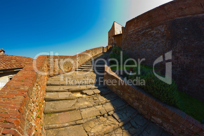 Treppe zum Castello dei Vicari in Lari, Toskana, Italien - Stair