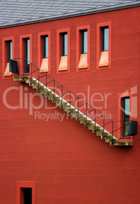 Treppenaufgang in rot am Haus in Frankfurt