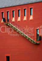 Treppenaufgang in rot am Haus in Frankfurt
