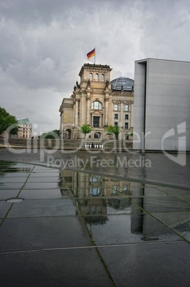 Reichstag Berlin nach einem Regenguss an der Spree