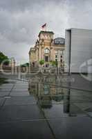 Reichstag Berlin nach einem Regenguss an der Spree