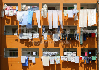 Wäsche vor Fassade