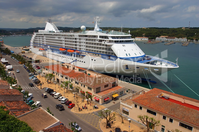 Kreuzfahrtschiff vor Anker