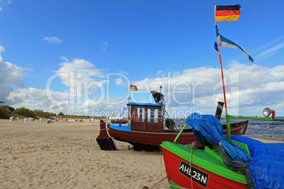 Fischerboote am Strand der Ostsee. Fishing Boats on the beach of the Baltic Sea.