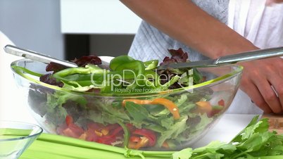 Salat wird gemischt
