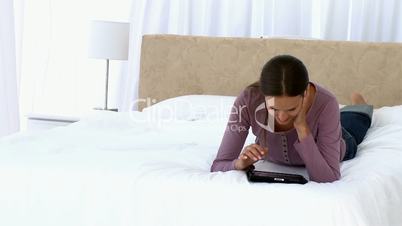Frau mit Tablet-Computer