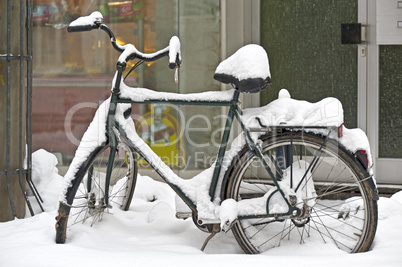 eingeschneites Fahrrad