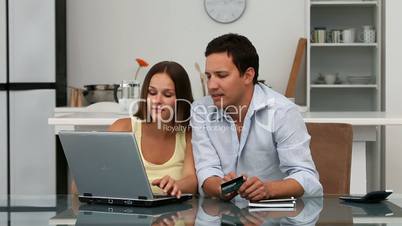 Paar mit Laptop und Kreditkarte