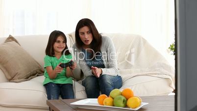 Mutter und Tochter mit Computerspiel