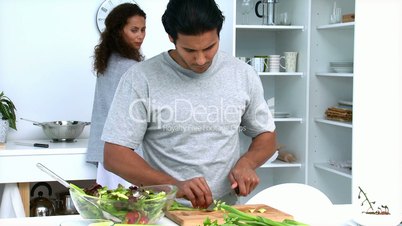 Mann hilft in der Küche