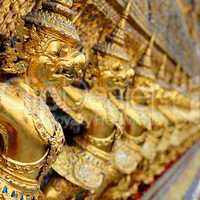 Thailand: Goldene Statuen im Königspalast Bangkok