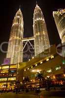 Petronas Twin Towers in Kuala Lumpur bei Nacht