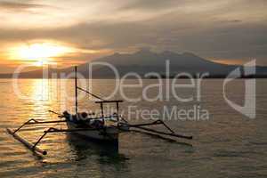 Sonnenaufgang über Vulkan Rinjani mit Fischerboot, Lombok