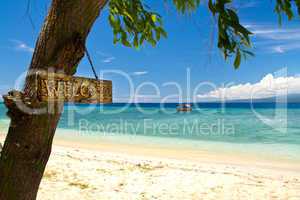 Willkommen Schild am Traum-Strand und Meer auf Insel Meno, Gili Islands