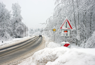 Straße im Winter mit Schnee - Street and Winter