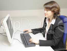 Junge Frau am Computer
