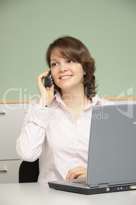 Junge Frau im Büro