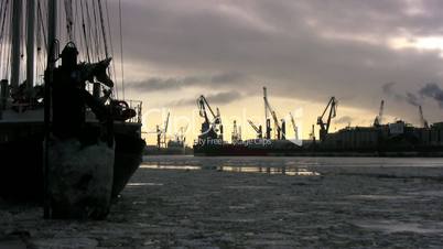 Treibeis auf der Elbe in Hamburg