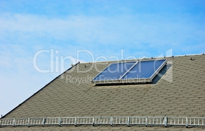 Solarmodul auf schwarzem Dach