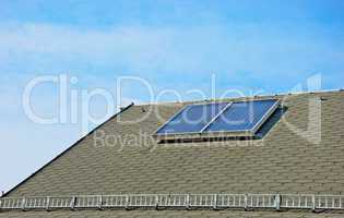 Solarmodul auf schwarzem Dach