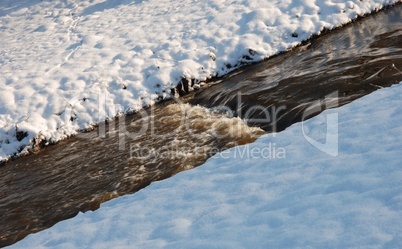 Fluss im Winter