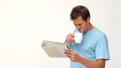 Mann mit Zeitung und Kaffee