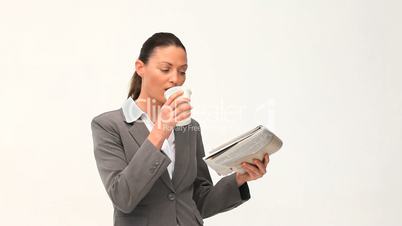 Frau mit Kaffeetasse und Zeitung