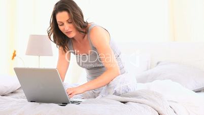 Frau mit Laptop