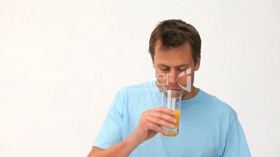 Mann trinkt Saft