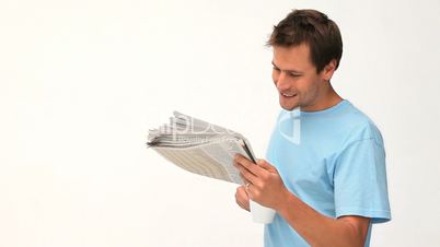 Mann beim Zeitunglesen