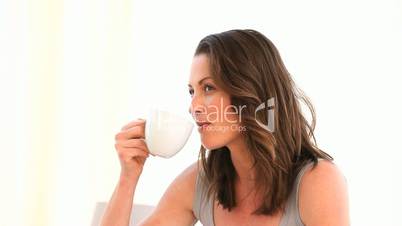 Frau mit Kaffeetasse