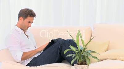 Mann mit Tablet-Computer