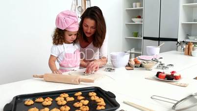 Mutter und Tochter beim Backen