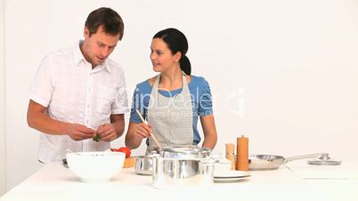 Paar beim Kochen